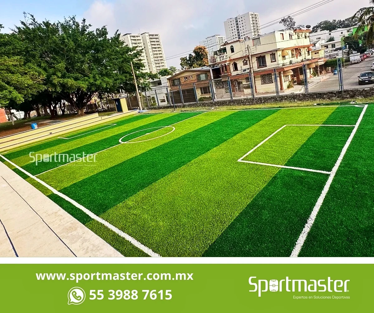 Cancha de fútbol 5 con pasto sintético en Colegio Félix de Jesús, Tampico, Tamaulipas: la cancha desde la línea lateral
