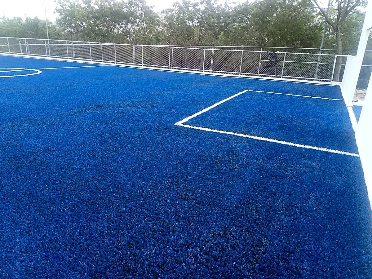 Cancha de fútbol 5 con pasto sintético en Colegio Nuevo Santander, Ciudad Victoria, Tamaulipas: otra vista de la cancha