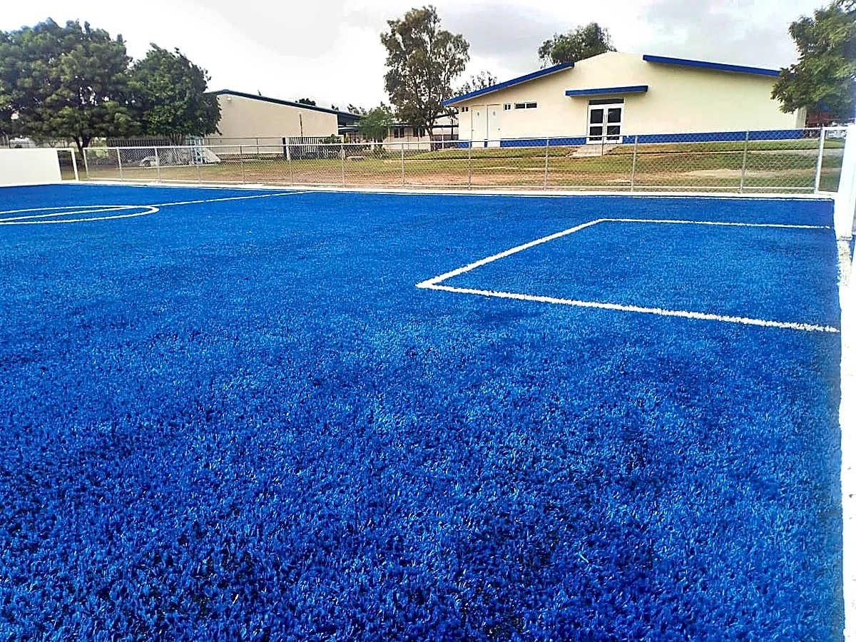 Cancha de fútbol 5 con pasto sintético en Colegio Nuevo Santander, Ciudad Victoria, Tamaulipas: pasto sintético deportivo recién cepillado