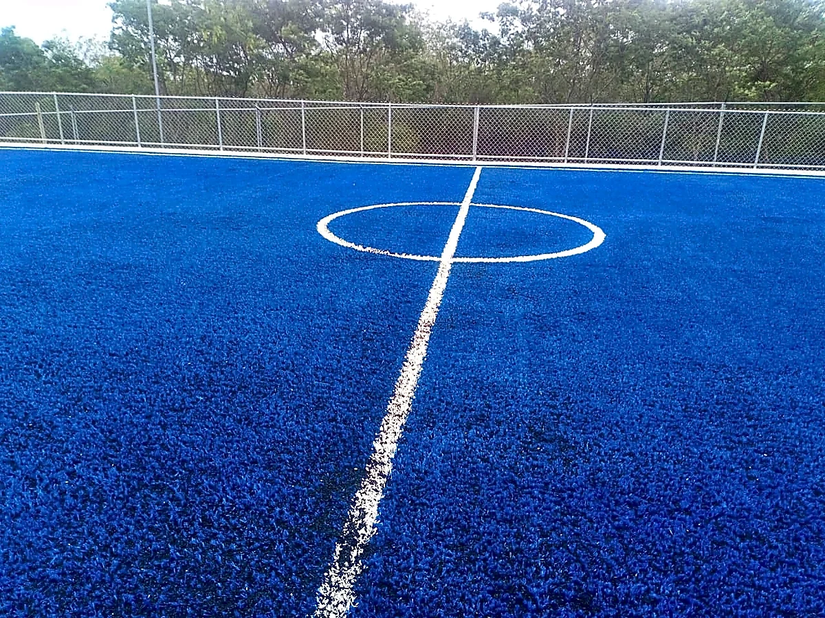Cancha de fútbol 5 con pasto sintético en Colegio Nuevo Santander, Ciudad Victoria, Tamaulipas: la cancha desdel fondo