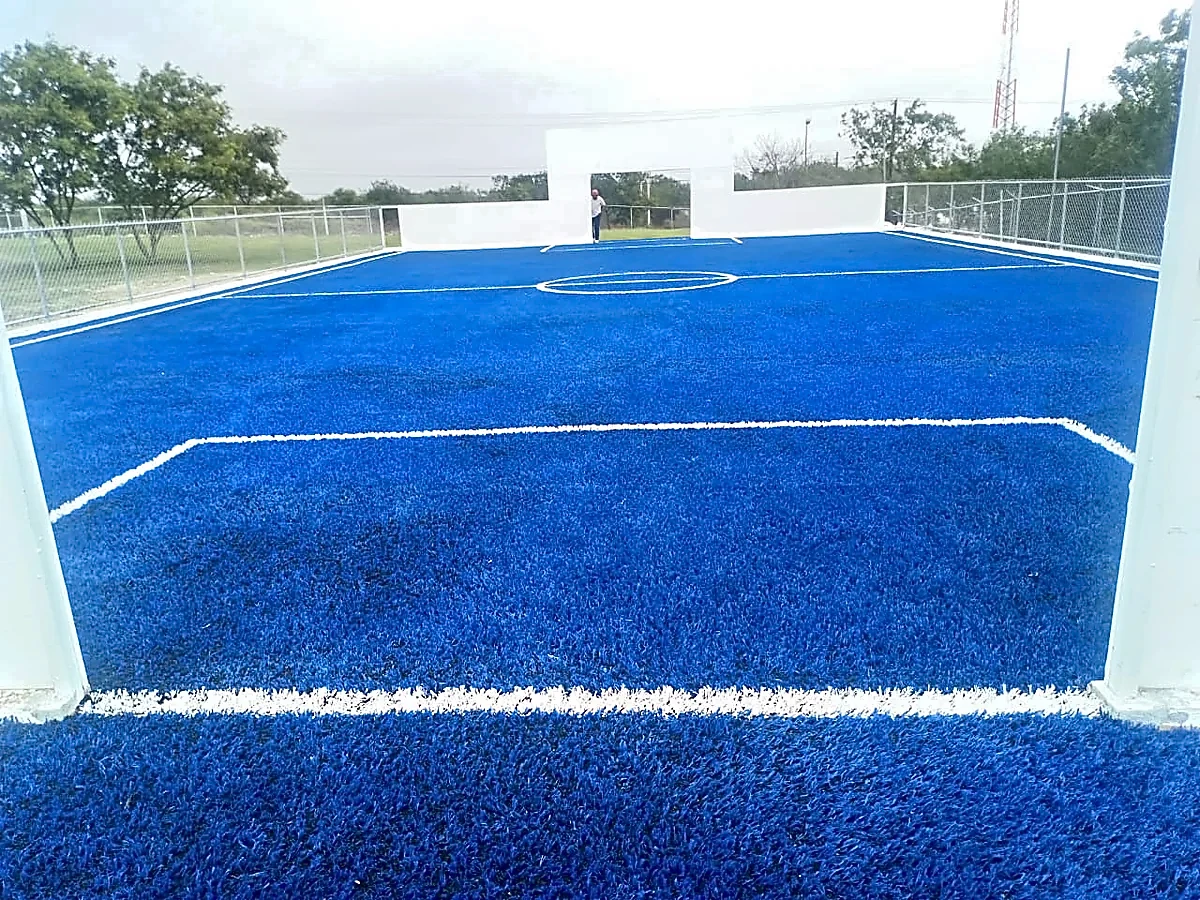 Detalle del pasto sintético de la cancha de fútbol 5 en Ciudad Victoria, Tamaulipas