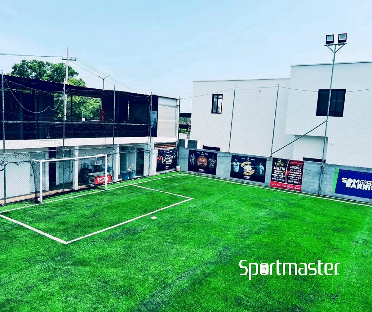 Cancha de fútbol 5 con pasto sintético en Deportivo Arena Corona, Tampico