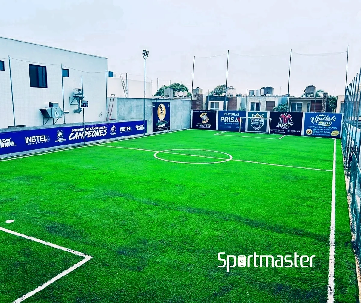 Cancha de fútbol 5 con pasto sintético en Deportivo Arena Corona, Tampico, Tamaulipas: la cancha desde la línea lateral