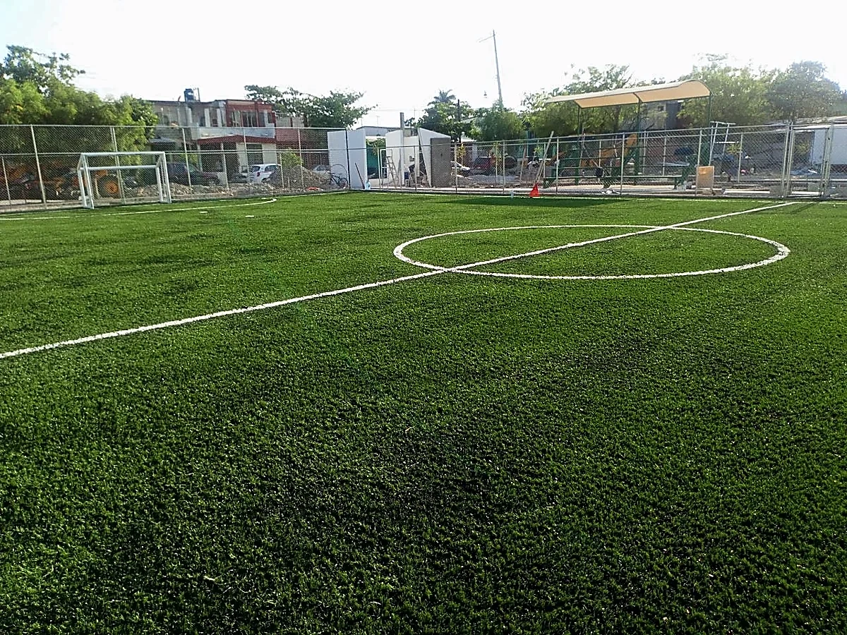 Cancha de fútbol 5 con pasto sintético en El Mante, Tamaulipas