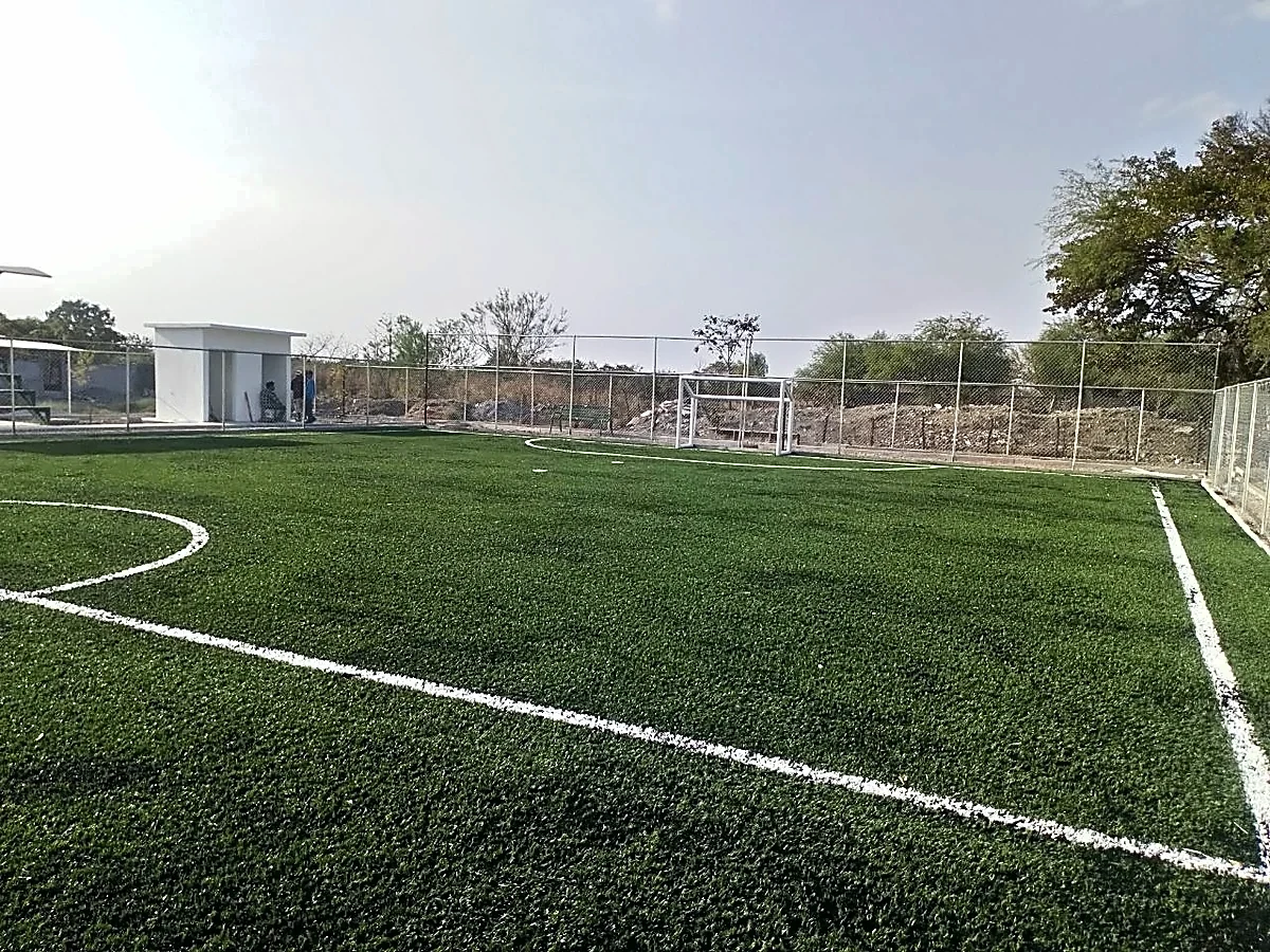 Cancha de fútbol 5 con pasto sintético en El Mante, Tamaulipas: la cancha desde la línea lateral