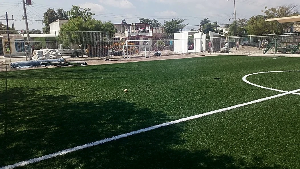 Detalle del pasto sintético de la cancha de fútbol 5 en El Mante, Tamaulipas