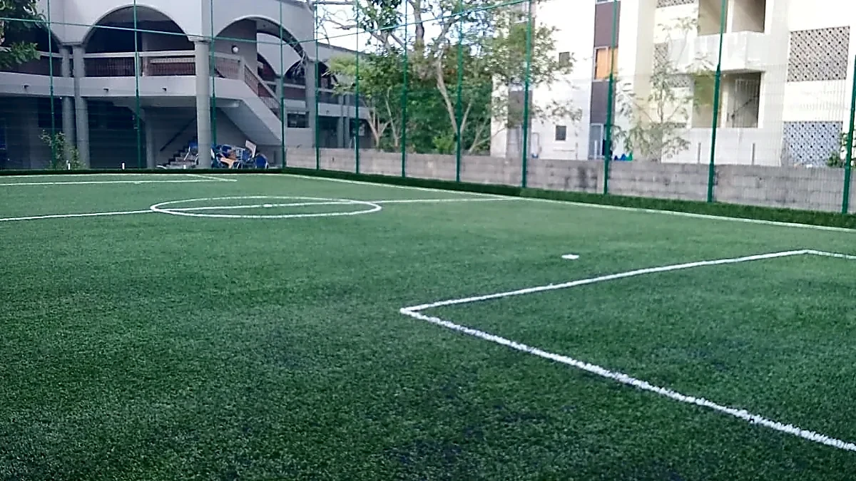 Cancha de fútbol 5 con pasto sintético en ICEST Madero, Ciudad Madero, Tamaulipas: la cancha desde la línea lateral