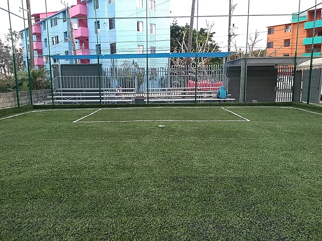 Cancha de fútbol 5 con pasto sintético en ICEST Madero, Ciudad Madero, Tamaulipas: otra vista de la cancha