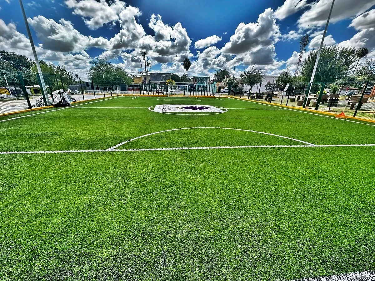 Cancha de fútbol 5 con pasto sintético en Plaza Pública la Libertad, Nuevo Laredo