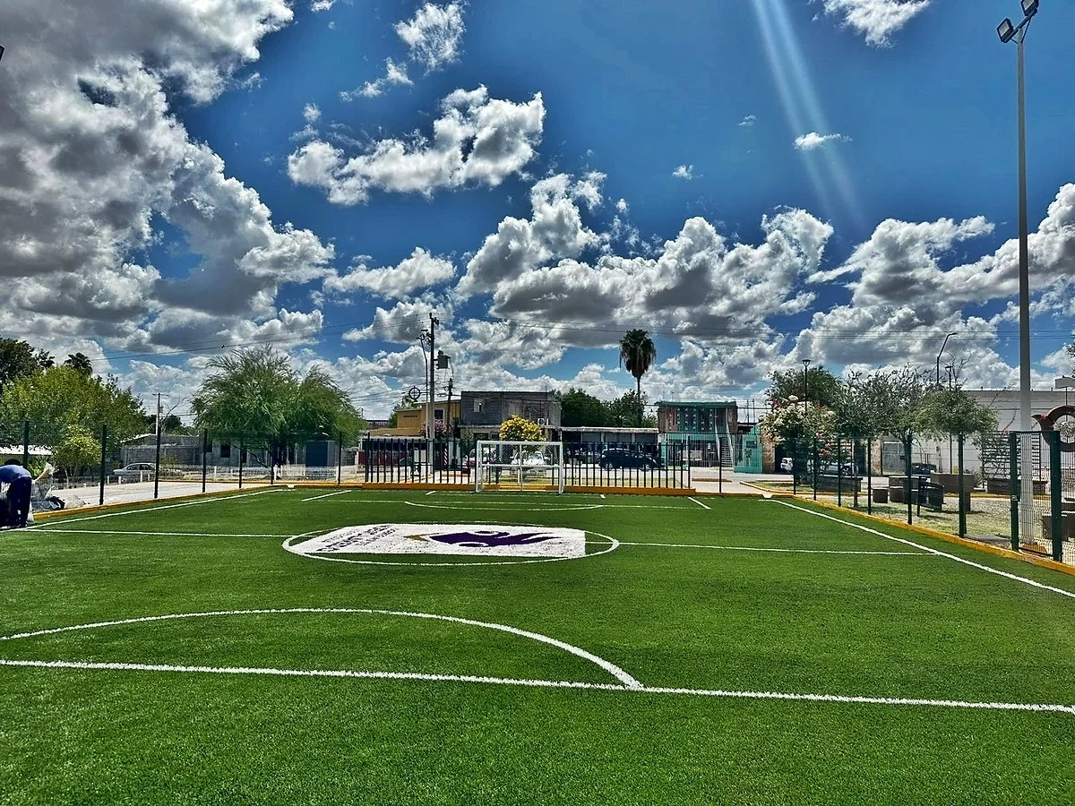 Cancha de fútbol 5 con pasto sintético en Plaza Pública la Libertad, Nuevo Laredo, Tamaulipas: líneas insertadas en el pasto sintético