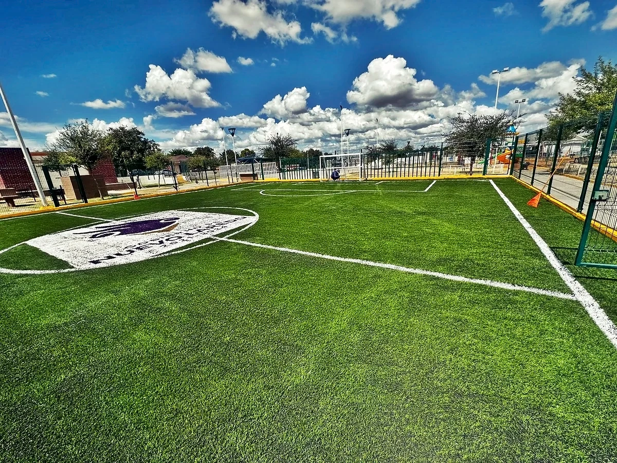 Cancha de fútbol 5 con pasto sintético en Plaza Pública la Libertad, Nuevo Laredo, Tamaulipas: otra vista de la cancha