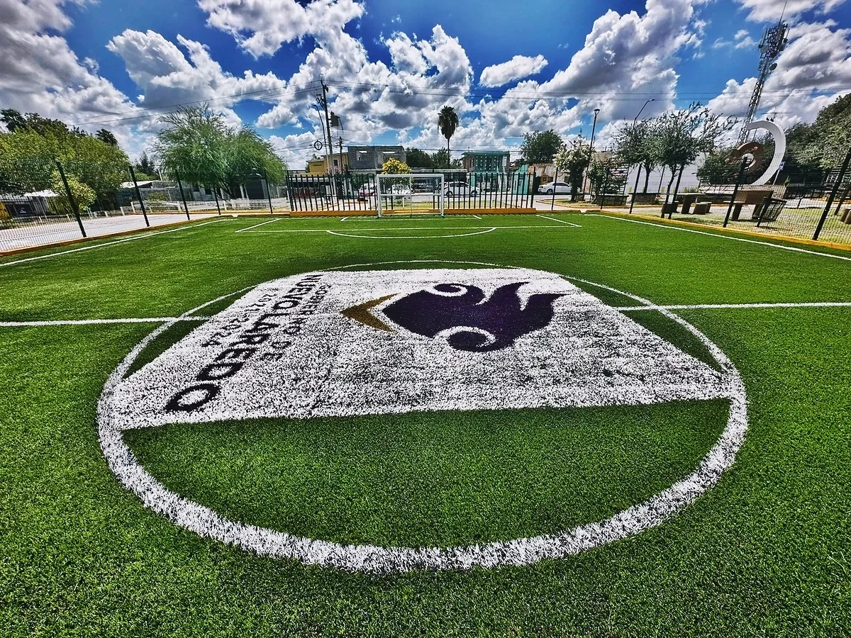 Detalle del pasto sintético de la cancha de fútbol 5 en Nuevo Laredo, Tamaulipas