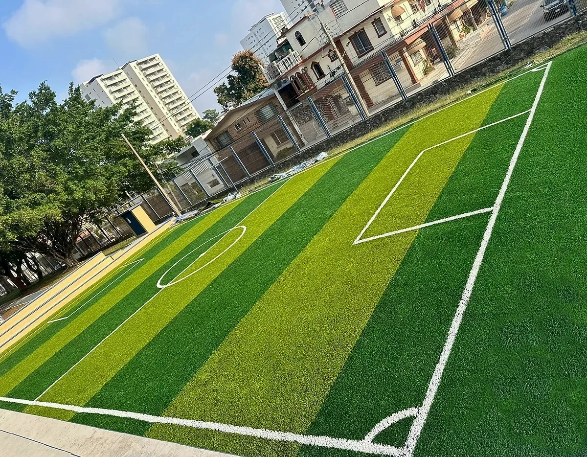 Cancha de fútbol 5 con pasto sintético en Tampico, Tamaulipas: líneas insertadas en el pasto sintético
