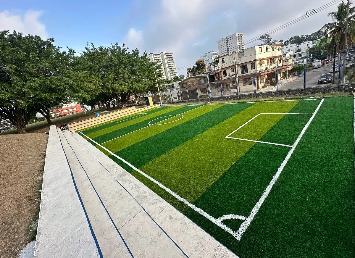Cancha de fútbol 5 con pasto sintético en Tampico, Tamaulipas: la cancha desde la línea lateral