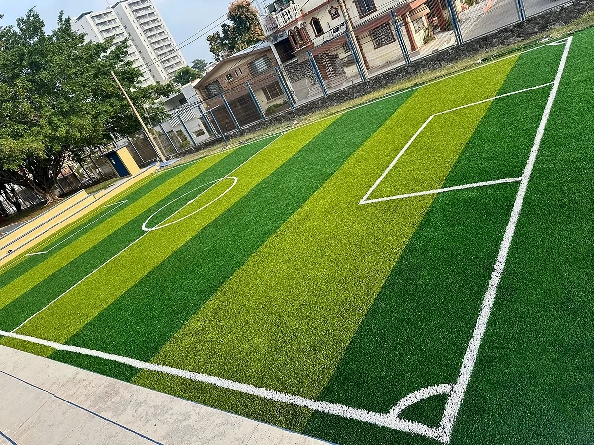Cancha de fútbol 5 con pasto sintético en Tampico, Tamaulipas: la cancha desdel fondo