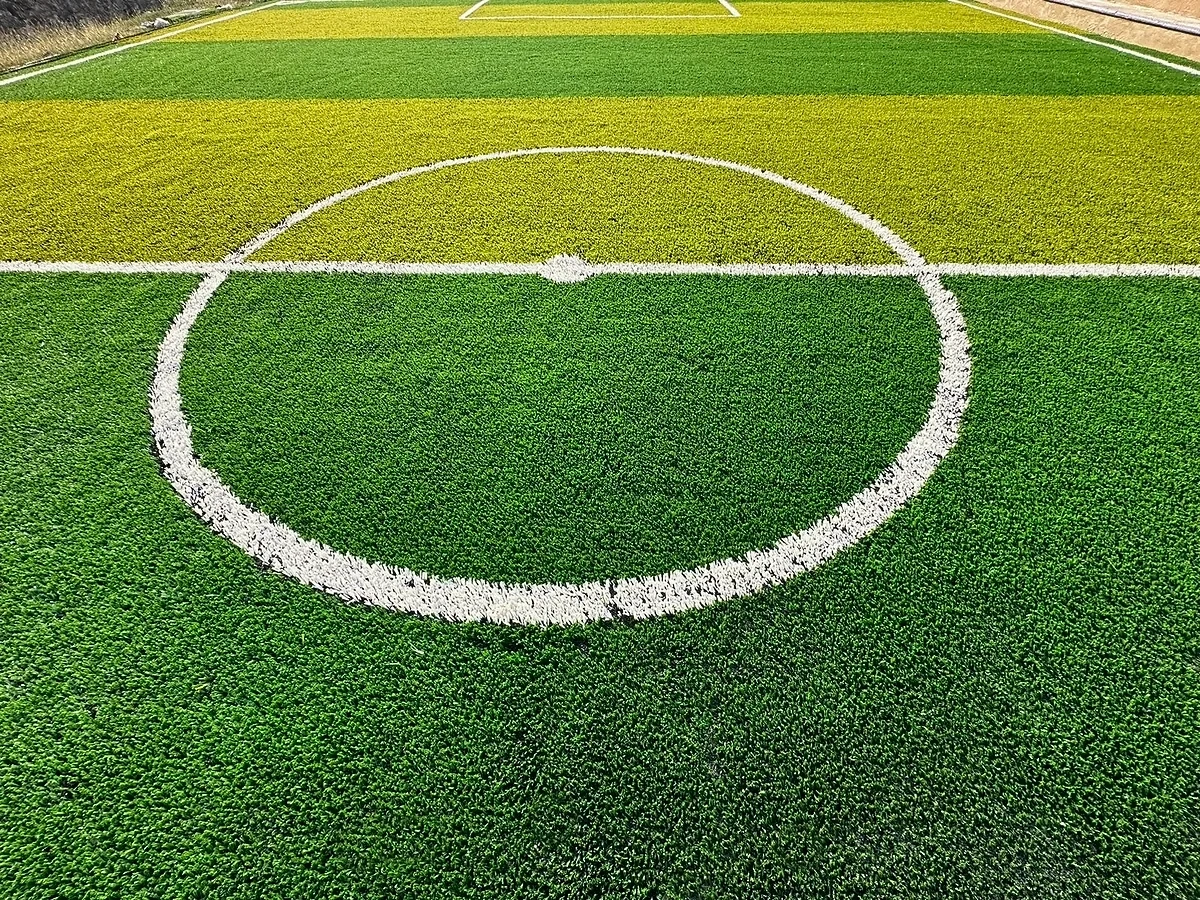Detalle del pasto sintético de la cancha de fútbol 5 en Tampico, Tamaulipas