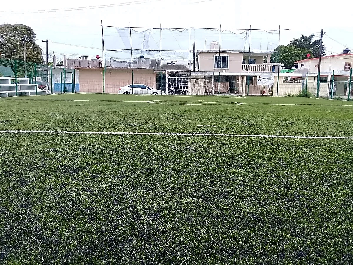Detalle del pasto sintético de la cancha de fútbol 5 en Ciudad Madero, Tamaulipas