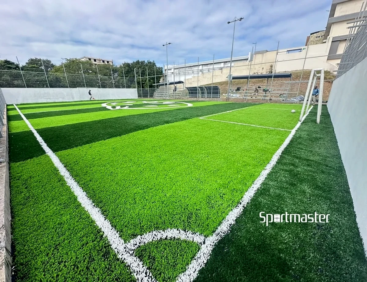Detalle del pasto sintético de la cancha de fútbol 5 en Tampico, Tamaulipas