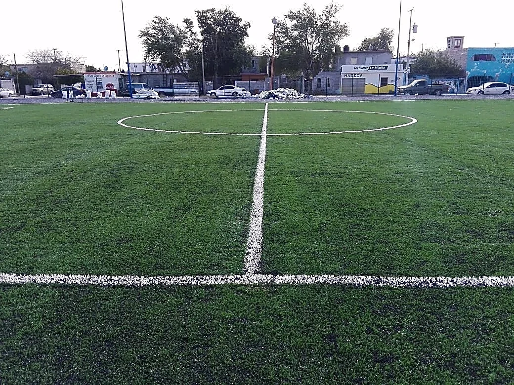 Cancha de fútbol 7 con pasto sintético en Campo Deportivo los Guerra, Miguel Alemán, Tamaulipas: vista de la cancha y su entorno