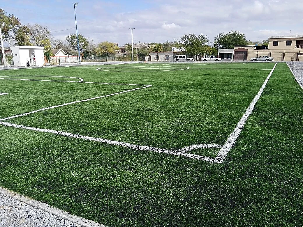 Detalle del pasto sintético de la cancha de fútbol 7 en Miguel Alemán, Tamaulipas