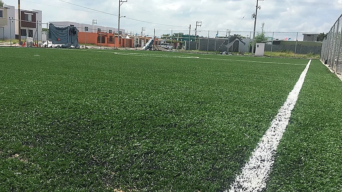 Cancha de fútbol 7 con pasto sintético en Campo Deportivo Santa Monica, Ciudad Mante, Tamaulipas: la cancha desde la línea lateral