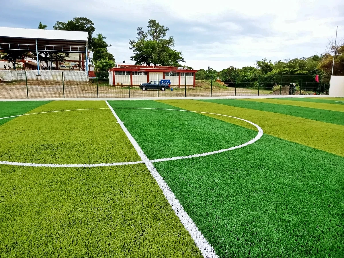 Detalle del pasto sintético de la cancha de fútbol 7 en Tampico, Tamaulipas