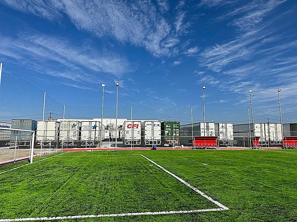 Detalle del pasto sintético de la cancha de fútbol 7 en Nuevo Laredo, Tamaulipas