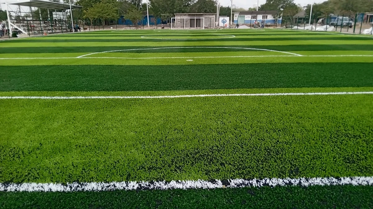 Cancha de fútbol 7 con pasto sintético en Estación Manuel, Tamaulipas: líneas de juego insertadas en el mismo pasto