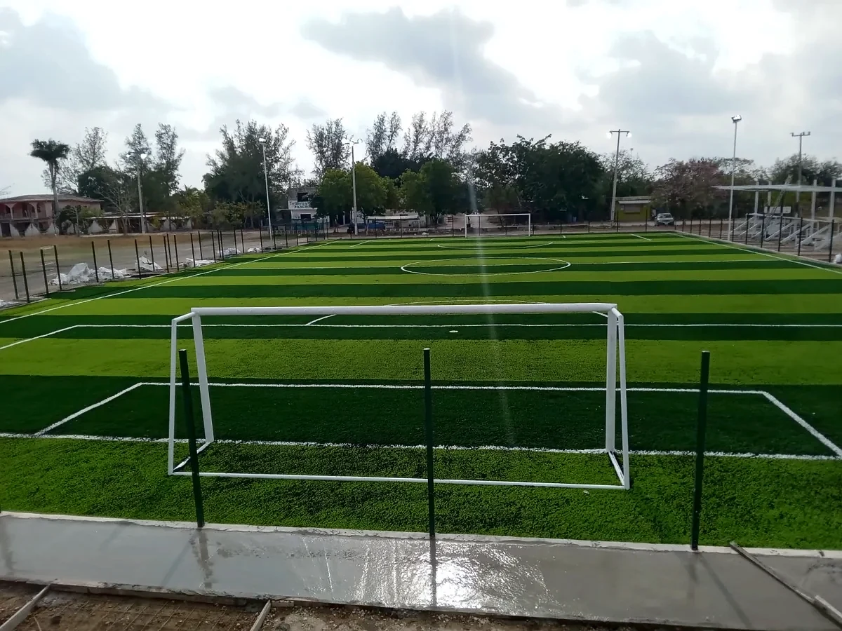 Cancha de fútbol 7 con pasto sintético en Estación Manuel, Tamaulipas: la cancha desde la línea lateral