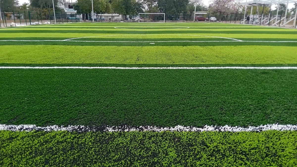 Detalle del pasto sintético de la cancha de fútbol 7 en Estación Manuel, Tamaulipas