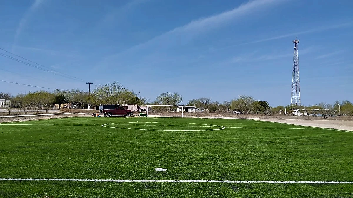 Detalle del pasto sintético de la cancha de fútbol 7 en Gustavo Díaz Ordaz, Tamaulipas