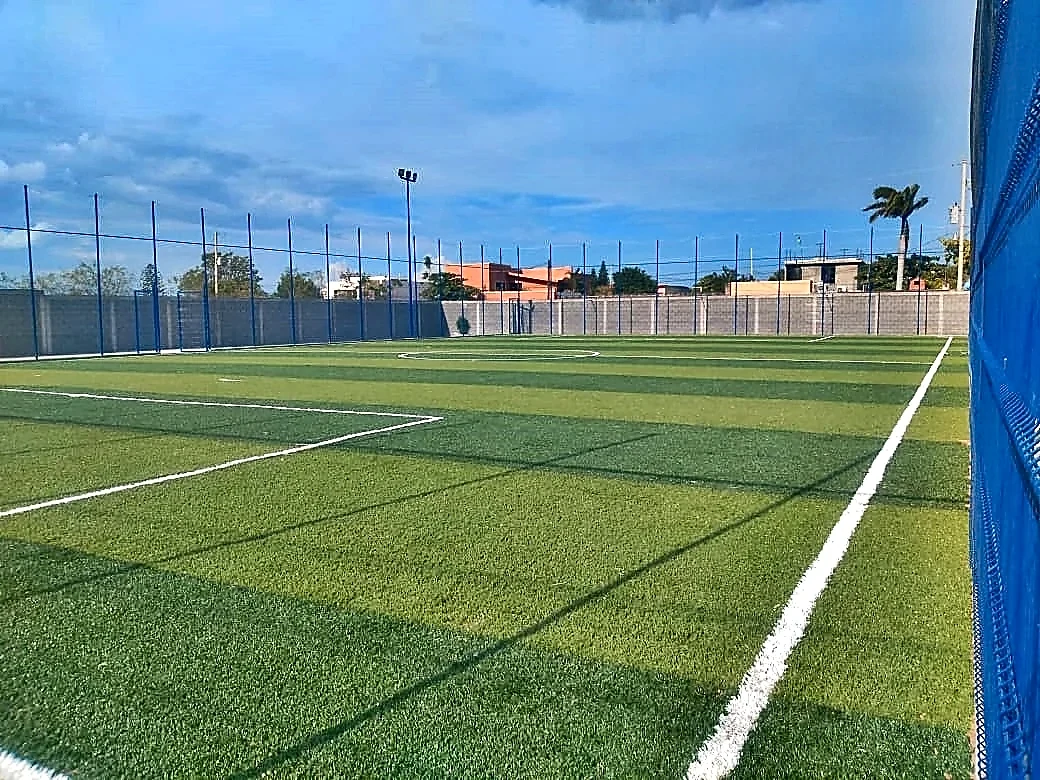 Detalle del pasto sintético de la cancha de fútbol 7 en Ciudad Victoria, Tamaulipas