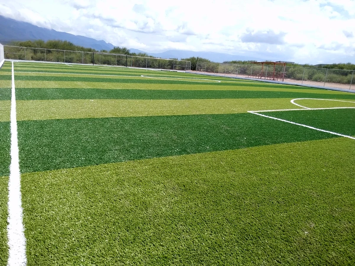 Cancha de fútbol 7 con pasto sintético en Jaumave, Tamaulipas: la cancha desde la línea lateral