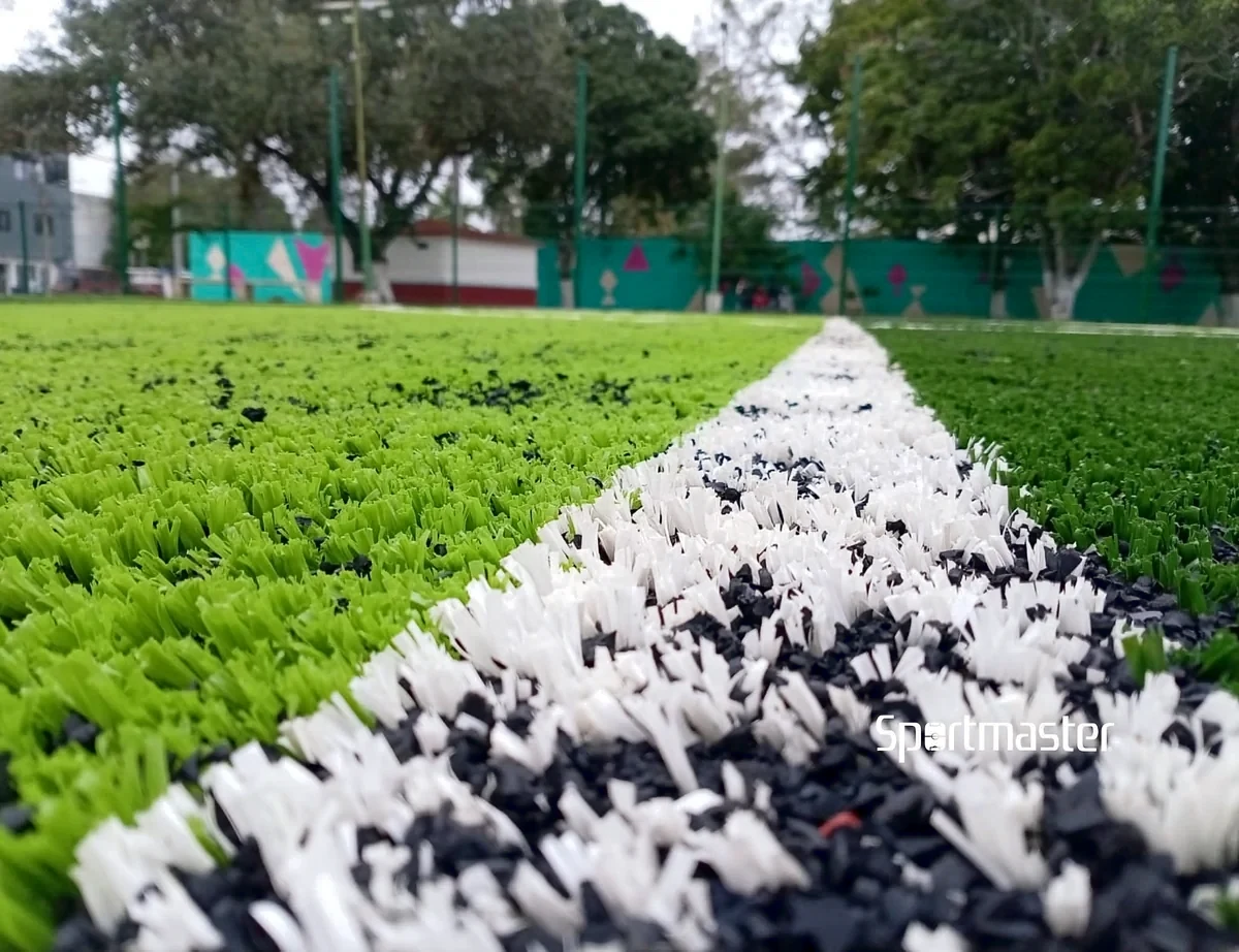 Cancha de fútbol 7 con pasto sintético en La Pirámide de Madero, Ciudad Madero, Tamaulipas: la cancha desde la línea lateral