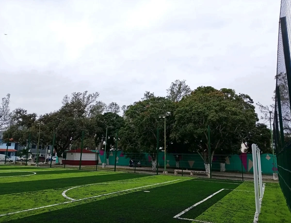 Cancha de fútbol 7 con pasto sintético en La Pirámide de Madero, Ciudad Madero, Tamaulipas: otra vista de la cancha de fútbol 7