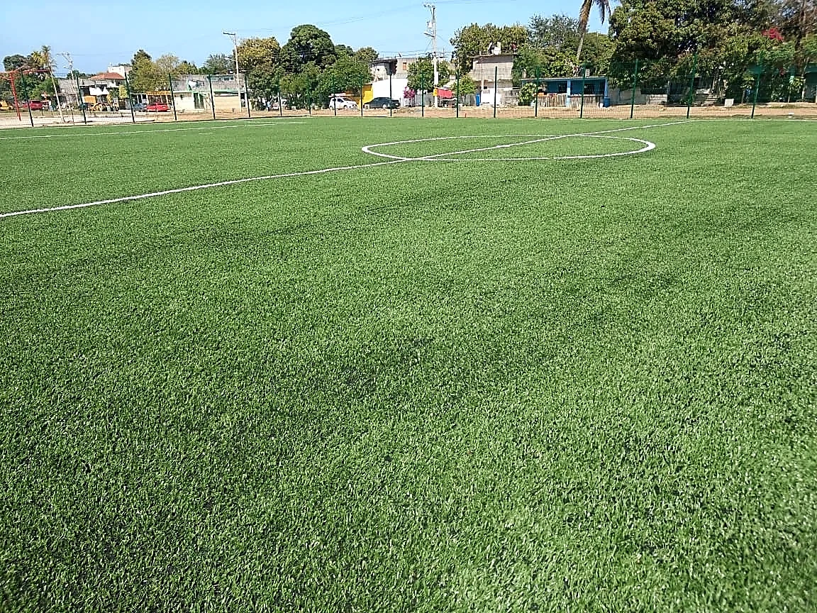 Cancha de fútbol 7 con pasto sintético en Parque del Barrio, Altamira