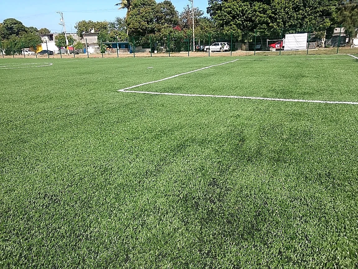 Detalle del pasto sintético de la cancha de fútbol 7 en Altamira, Tamaulipas