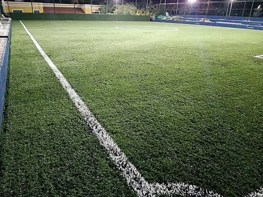 Cancha de fútbol 7 con pasto sintético en Raquet Club de Tampico AC, Tamaulipas: la cancha desdel fondo