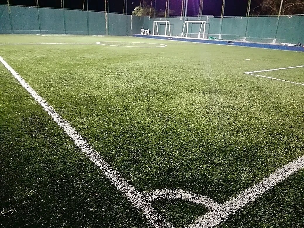 Detalle del pasto sintético de la cancha de fútbol 7 en Tampico, Tamaulipas