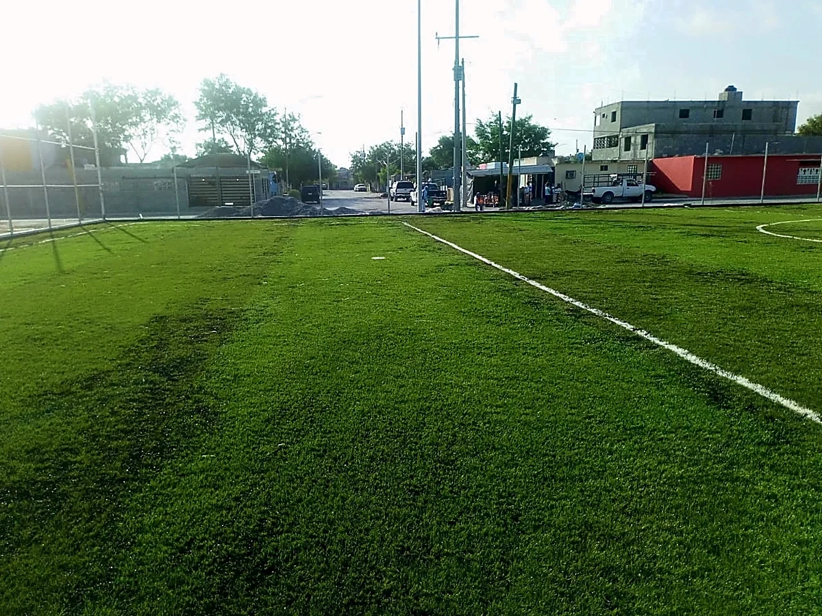 Detalle del pasto sintético de la cancha de fútbol 7 en Reynosa, Tamaulipas