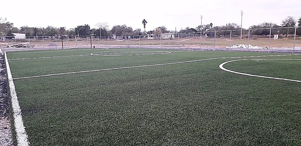 Detalle del pasto sintético de la cancha de fútbol 7 en San Fernando, Tamaulipas