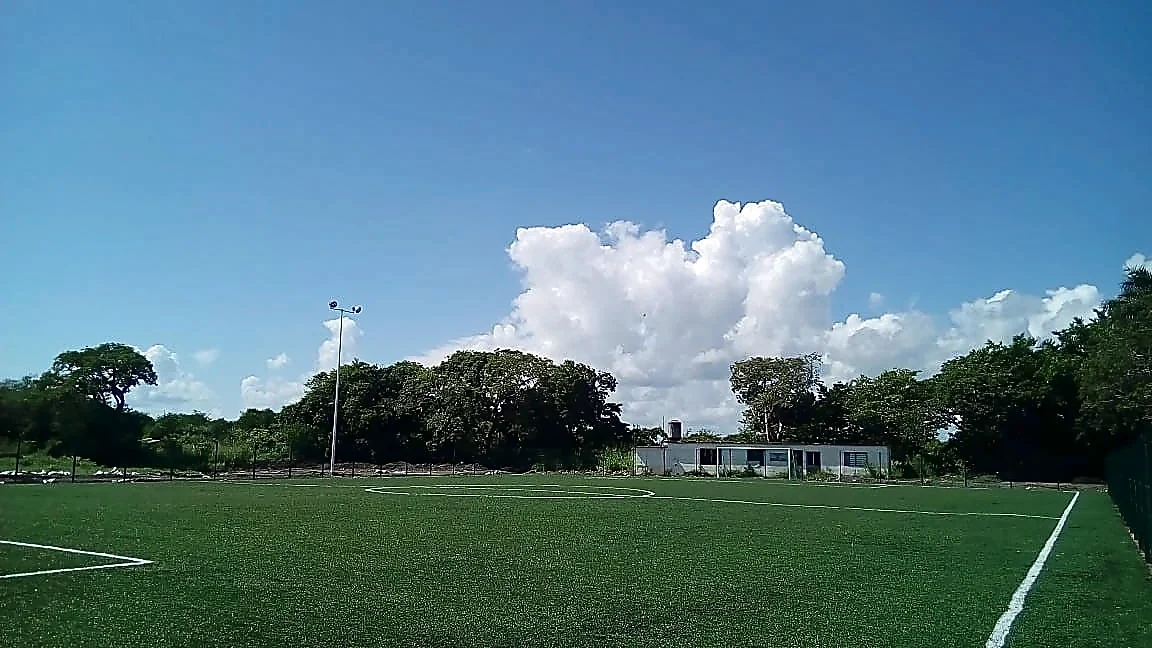 Cancha de fútbol 7 con pasto sintético en Secundaria Técnica #72, Aldama, Tamaulipas: la cancha desde la línea lateral