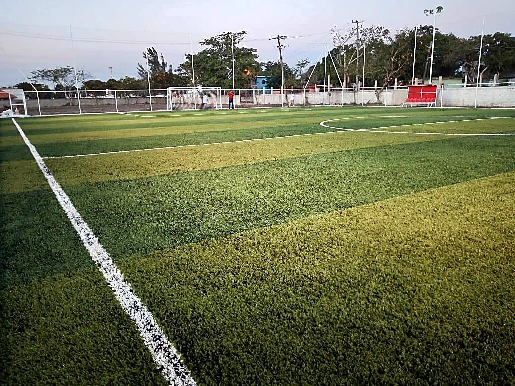 Cancha de fútbol 7 con pasto sintético en Sindicato Petroquímico de Altamira