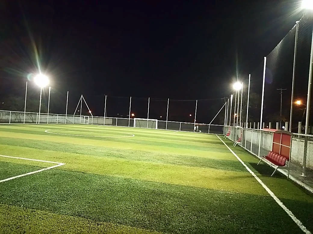 Cancha de fútbol 7 con pasto sintético en Sindicato Petroquímico de Altamira, Tamaulipas: líneas de juego insertadas en el mismo pasto