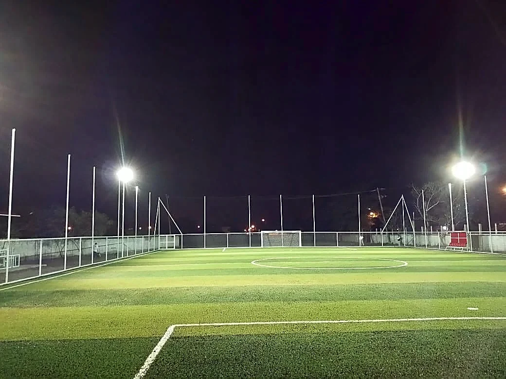 Cancha de fútbol 7 con pasto sintético en Sindicato Petroquímico de Altamira, Tamaulipas: la cancha desde la línea lateral