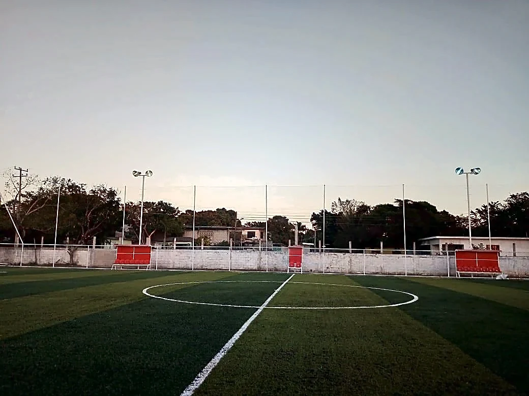 Cancha de fútbol 7 con pasto sintético en Sindicato Petroquímico de Altamira, Tamaulipas: otra vista de la cancha de fútbol 7