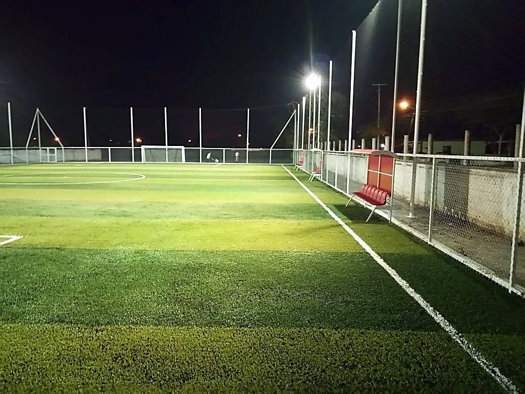 Cancha de fútbol 7 con pasto sintético en Sindicato Petroquímico de Altamira, Tamaulipas: pasto sintético deportivo recién cepillado