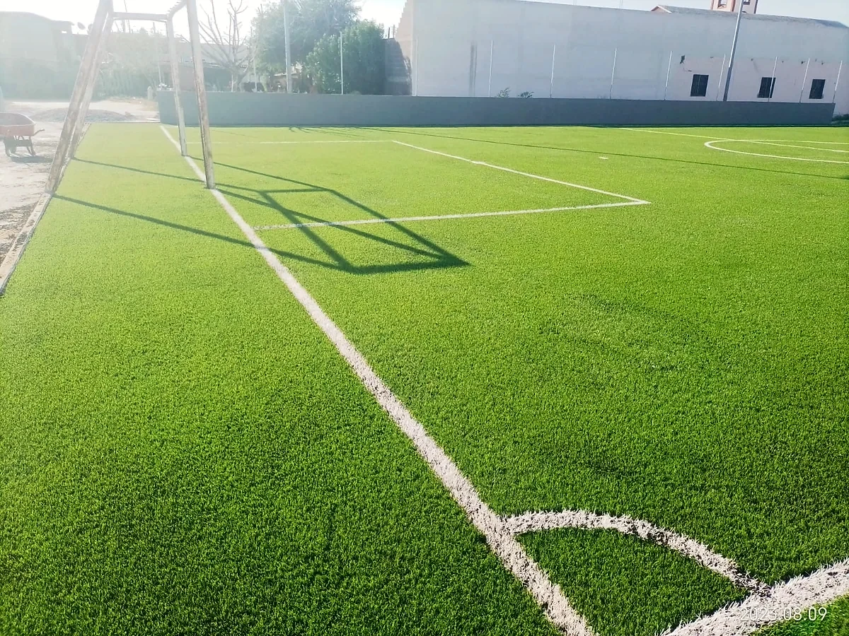 Cancha de fútbol 7 con pasto sintético en Solmex, Matamoros, Tamaulipas: la cancha desde la línea lateral