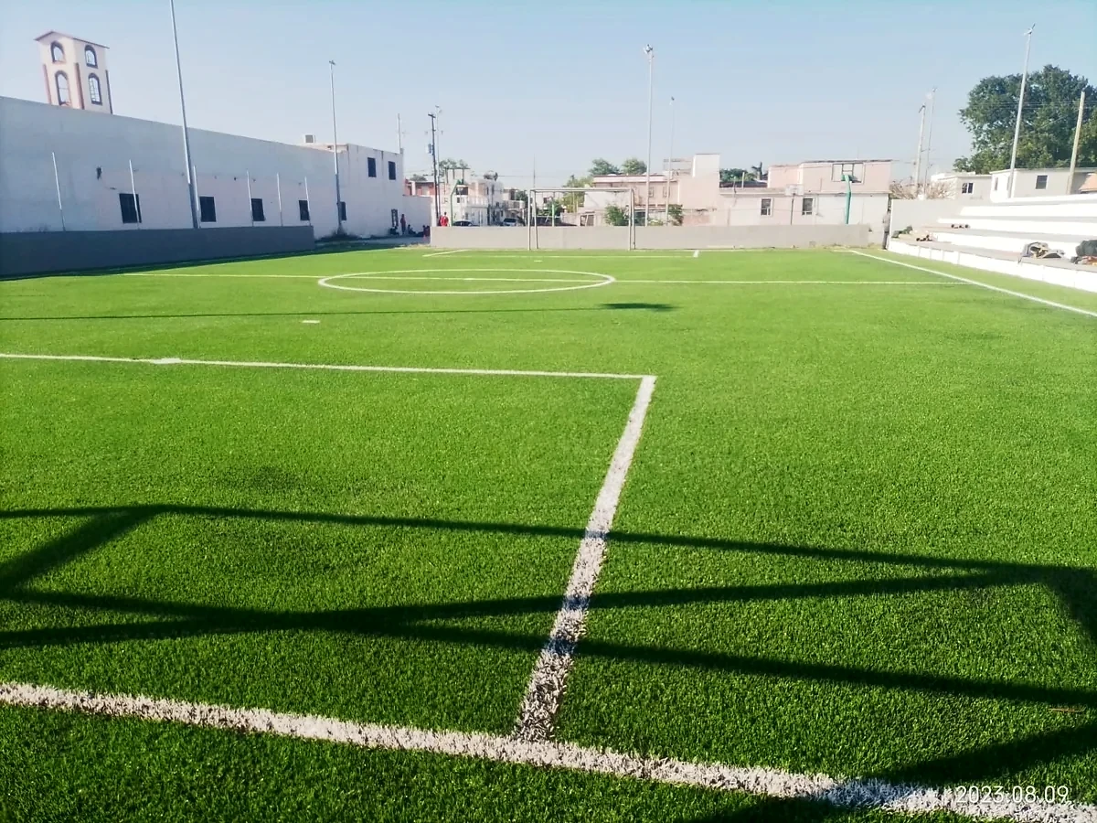 Detalle del pasto sintético de la cancha de fútbol 7 en Matamoros, Tamaulipas