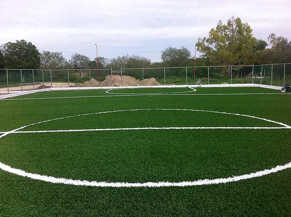 Cancha de fútbol 7 con pasto sintético en Unidad Deportiva el Tamul de la Rivereña, San Fernando, Tamaulipas: otra vista de la cancha de fútbol 7